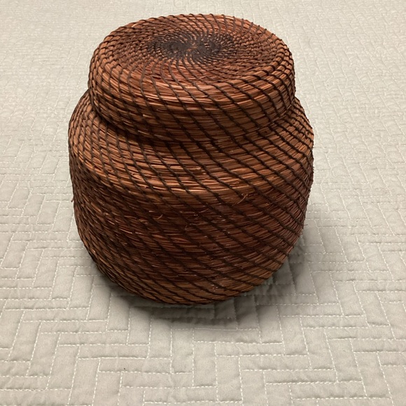 Other - Vtg Pine Needle Native American Hand Woven Basket W/ Lid 7" Tall 6" wide